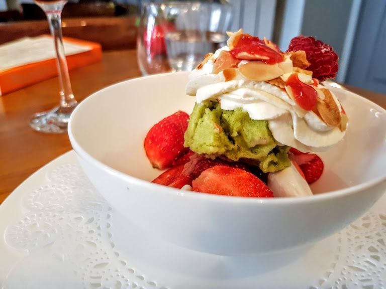 Vacherin façon Belhara, fraises et rhubarbe dans leur jus, sorbet menthe citron vert Bistrot Belhara restaurant Paris 7