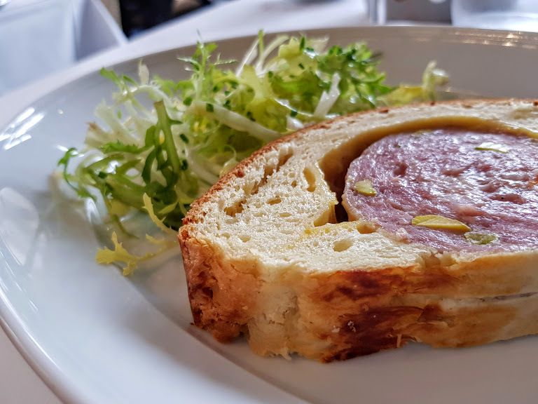 Saucisson brioché Brasserie du Louvre Bocuse Restaurant Paris 1er