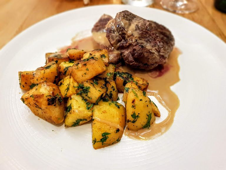 Coeur de rumsteak, pommes dorées, sauce au poivre Cabane restaurant Nanterre