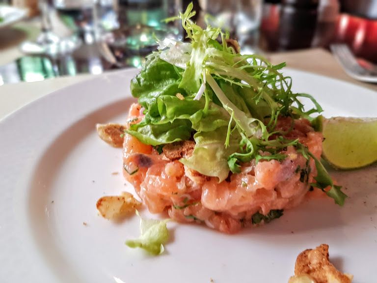 Tartare de saumon coriandre et amandes Le Perroquet vert restaurant Paris 18