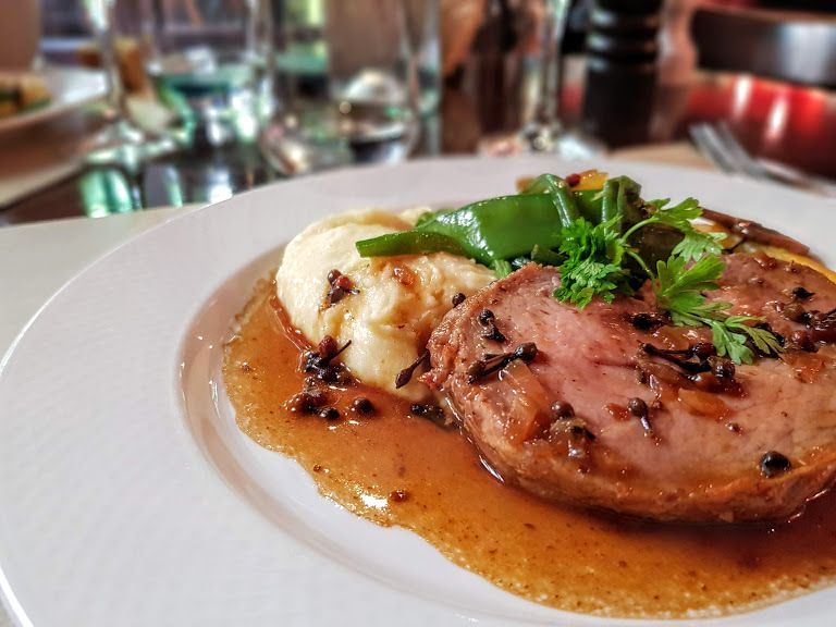 Quasi de veau rôti, sauce au poivre sauvage de Madagascar, purée de pomme de terre, légumes Le Perroquet vert restaurant Paris 18