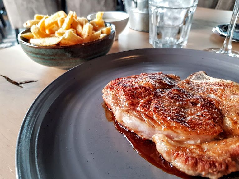Côte de veau, sauce au bleu d'Auvergne, jus de viande et frites maison Saperlipopette restaurant Puteaux