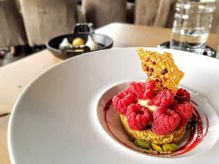 Framboises fraîches, biscuit mirliton à la pistache, mousse de mascarpone, tuile au grué de cacao et amandes Saperlipopette restaurant Puteaux