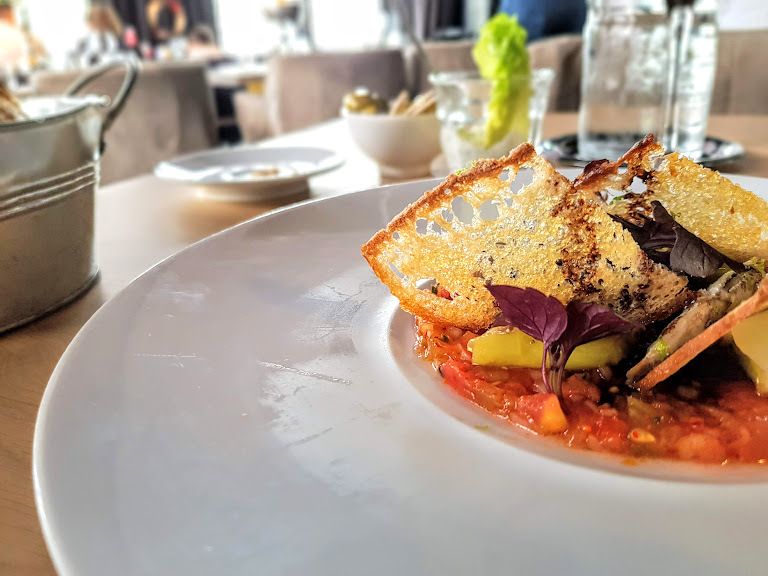 Sardines de Méditerranée marinées à l'huile d'olive et la sarriette, rougaille de tomates, poireaux nouveaux, tuiles de pain et vinaigre balsamique de Modène IGP Saperlipopette restaurant Puteaux 92