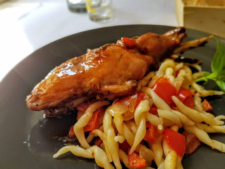 Cuisse de lapin de Vendée rôtie au romarin, basquaise de trofiettes au piment d'Espelette Les Petites sorcières restaurant Paris 14