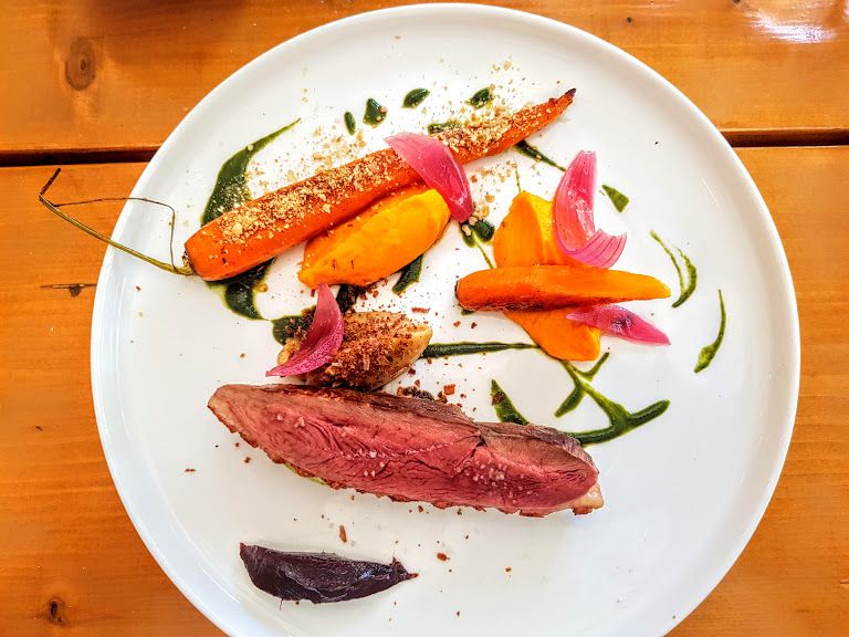 Magret de canard, déclinaison de carottes, oignons et hibiscus Le Layon Restaurant Paris 14