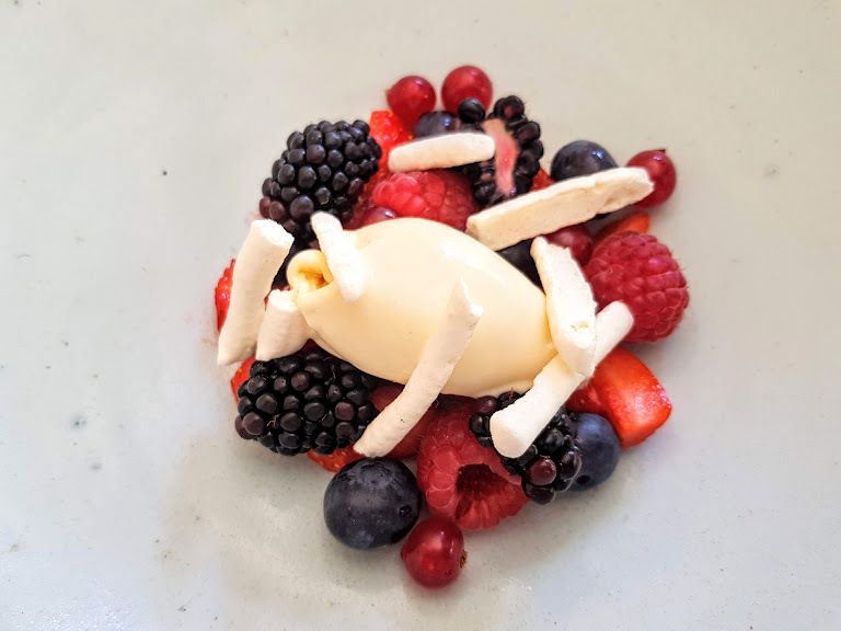 Fruits rouges, glace au café blanc, meringue Le Layon restaurant Paris 14
