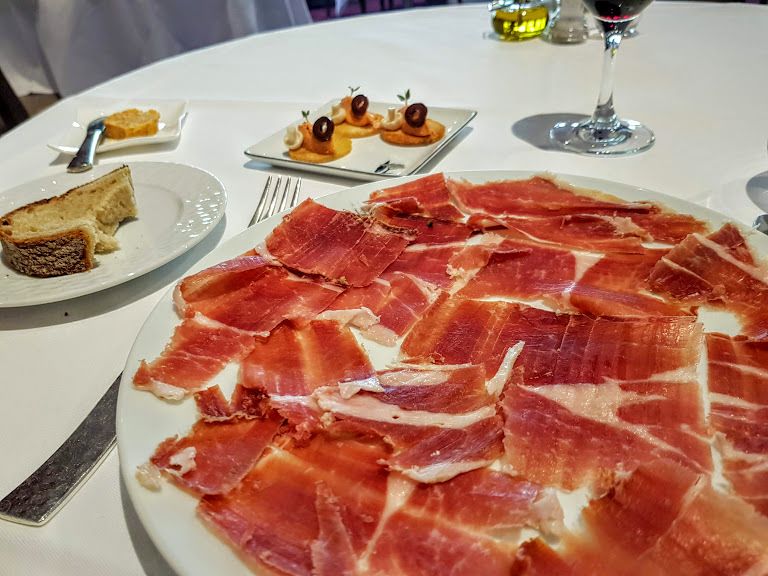 Jambon affiné deux ans, tartines croustillantes tomatées Au Trou Gascon restaurant Paris 12