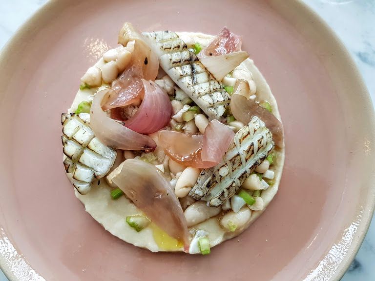Seiche, haricots cannellini, oignons breme, céleri Pastore restaurant Paris 9