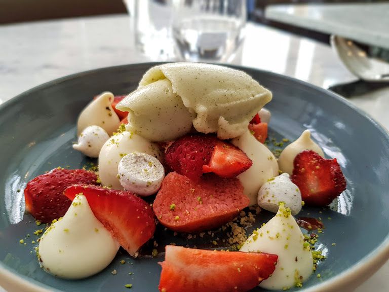 Fraises, sorbet verveine citron, anis vert, crème au poivre de Timut Pastore Restaurant Paris 9