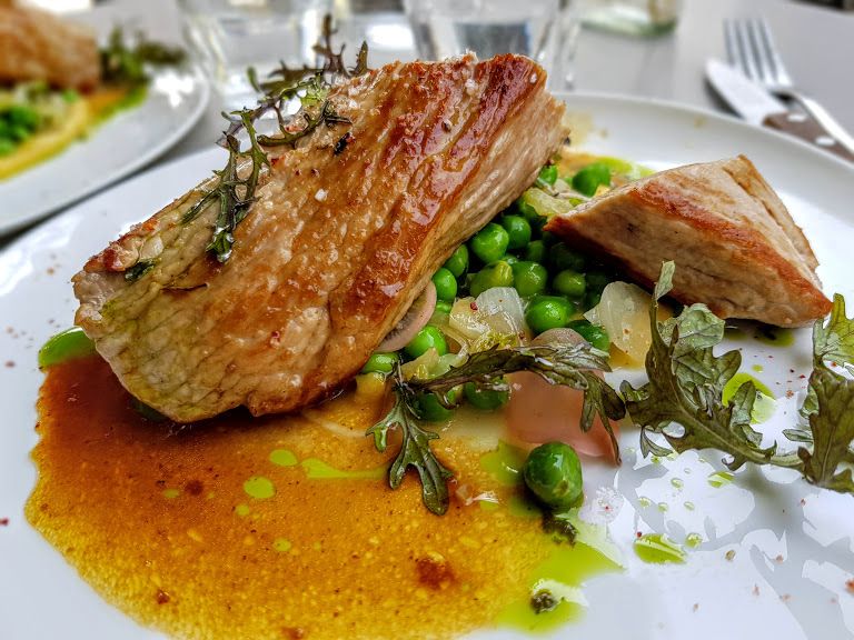 Noix de veau, Petits pois à la française, crème de maïs et pickles de radis Coucou Café Restaurant Paris 9