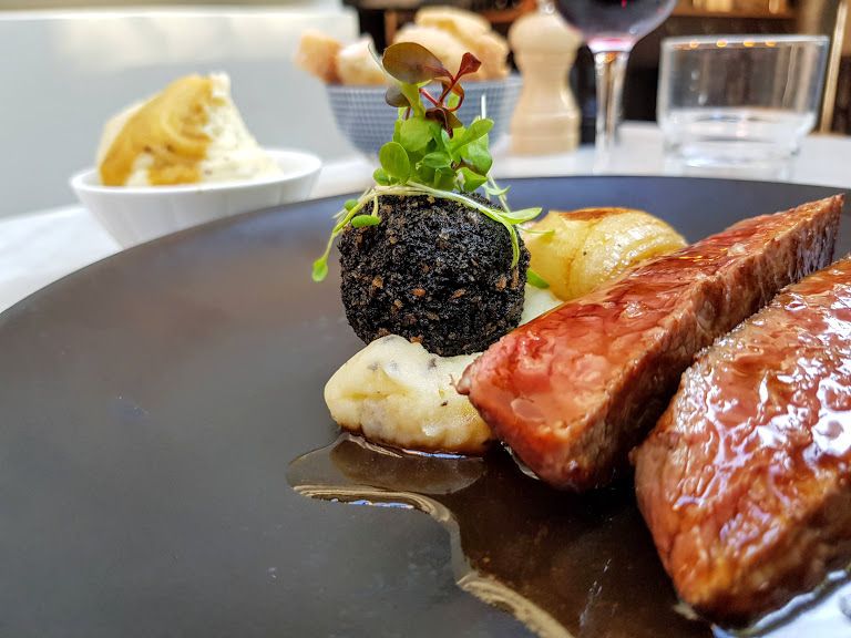 Faux-filet, purée de pommes de terre, truffe, moelle Le Caulaincourt restaurant Paris 18