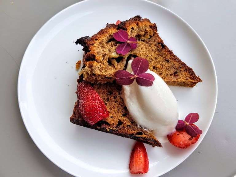Banana Bread, sorbet banane et fraises fraîches Coucou Café restaurant Paris 9