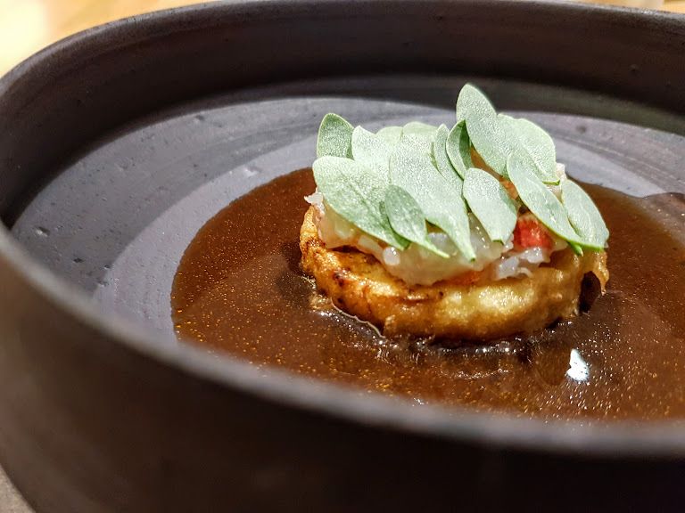 Homard, langoustine, bouillon de homard, pourpier de la Baie du Mont Saint Michel Ken Kawasaki restaurant Paris 18