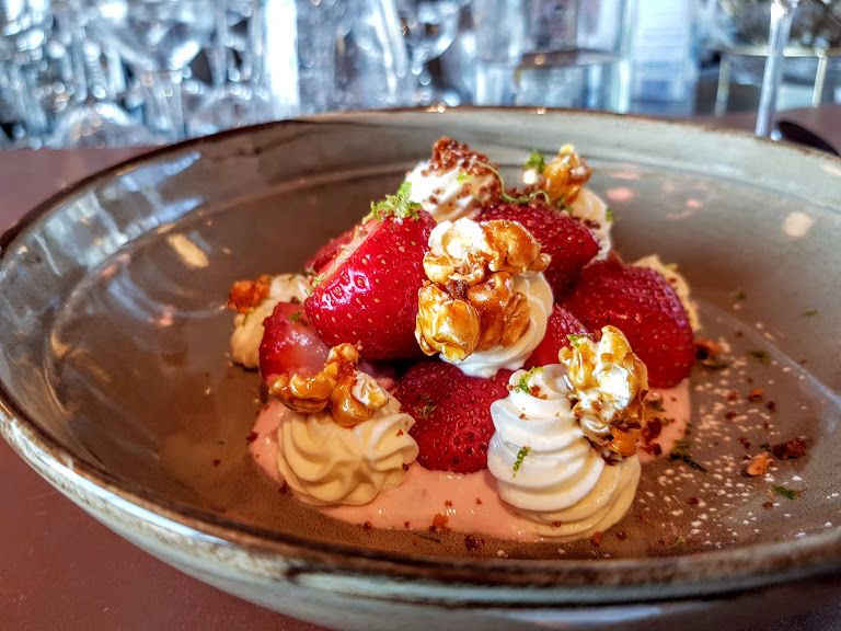 Fraises gariguettes, crème cheese cake, pop corn caramélisé Octopus Restaurant La Défense