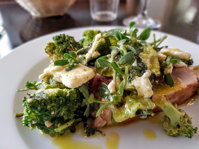 Thon blanc de ligne, brocoli, tomates vertes, feta et menthe Le Maquis restaurant Paris 18 rue de Cloÿs