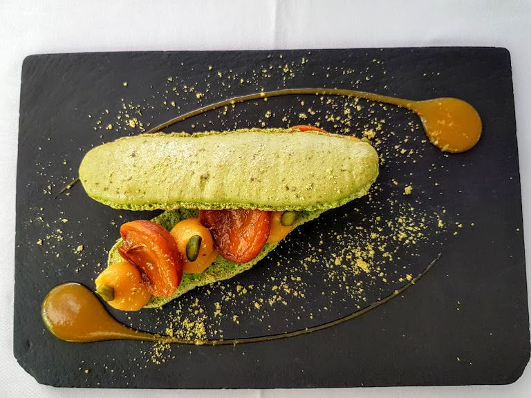 Macaron pistache abricot façon éclair Villa 93 restaurant Montreuil