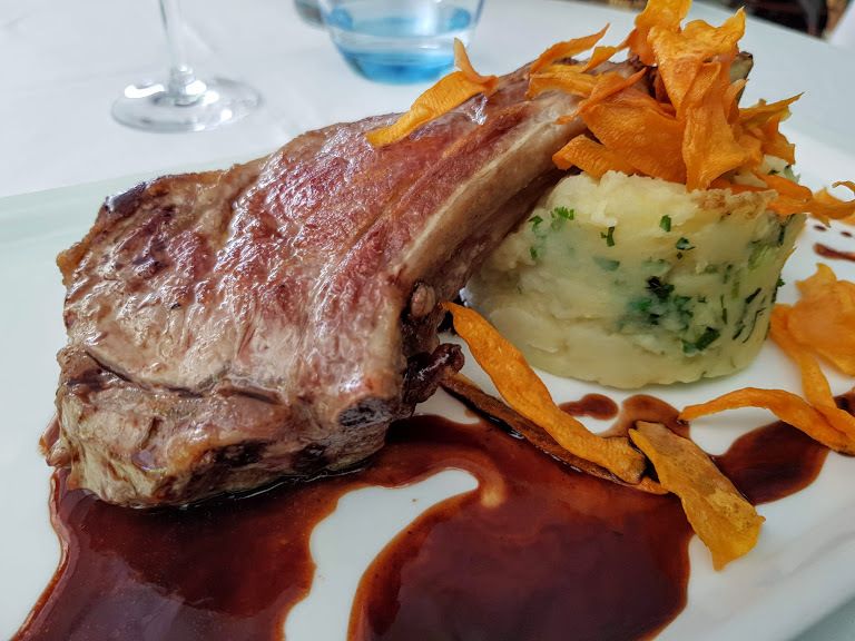 Côte de veau, écrasé de pomme de terre aux herbes, sauce miel thym Villa 93 restaurant Montreuil