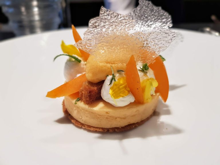 Tartelette abricot, chantilly au miel, tagète et romarin Fleur de Pavé restaurant Paris 2