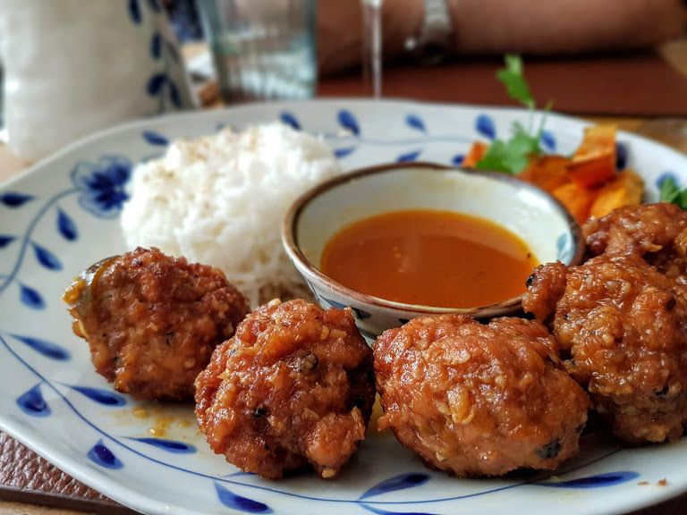 Boulettes de poulet aux feuilles de Combava, sauce aux kumquats Do Riz restaurant Paris 11