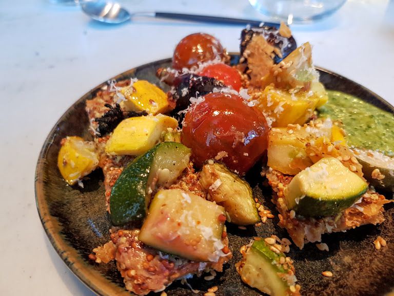 Tarte aux légumes dans l'assiette Polichinelle restaurant Paris 15