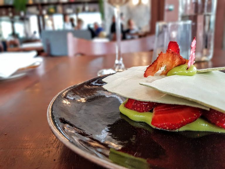 Fraises gariguettes, avocat, thé matcha Mordu restaurant Paris 6