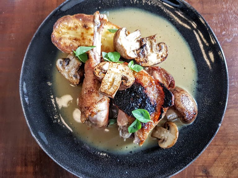 Cuisse de poulette, vin jaune, champignons, pomme de terre Mordu restaurant Paris 6