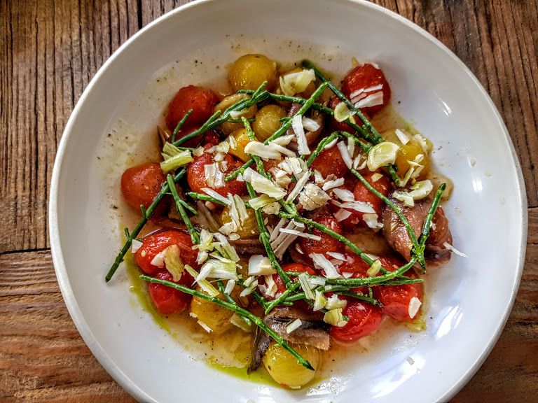 Tomates de chez Bruno Cayron cuites 6h, anchois de Cantabrie et macadamia Petit Gris restaurant Paris 17