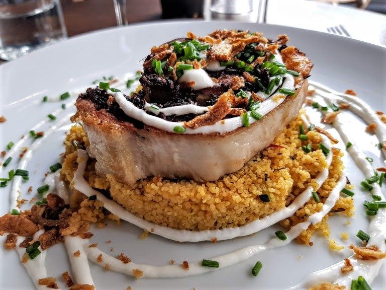 Porchetta et semoule aux épices douces et sauce coco l'Invitée restaurant Paris 5