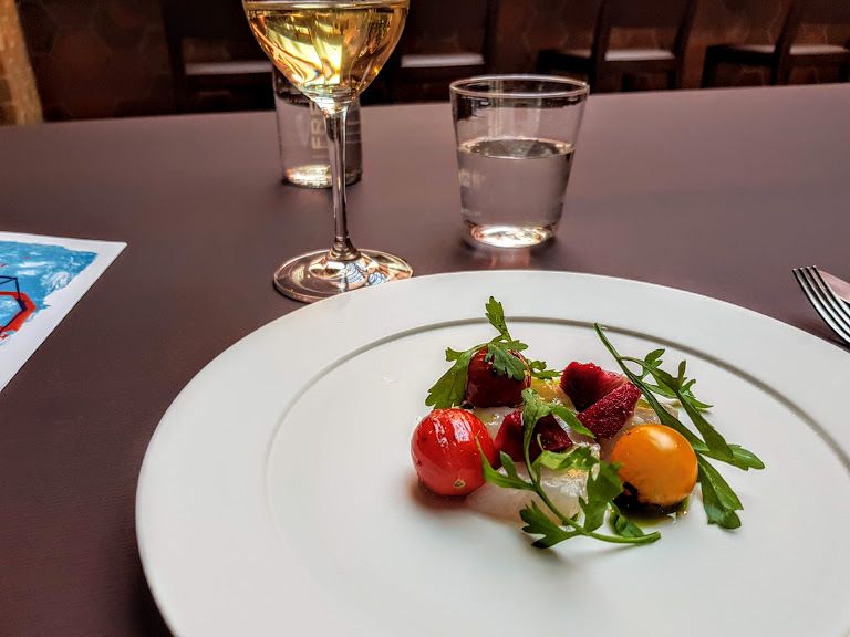 Daurade royale, pêche de vigne, tomates cerises, huile de laurier Maison Sota restaurant Paris 11