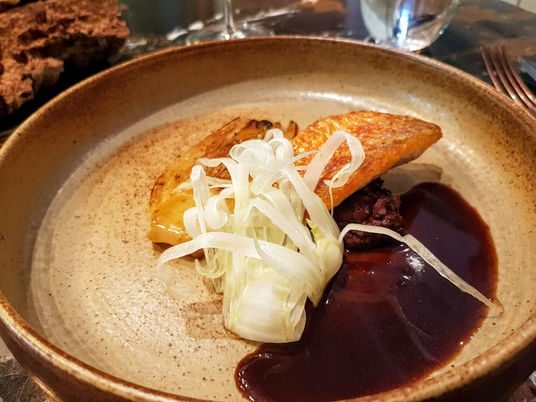 Rouget de petits bateaux, foies de volaille, fenouil Contraste restaurant Paris 8