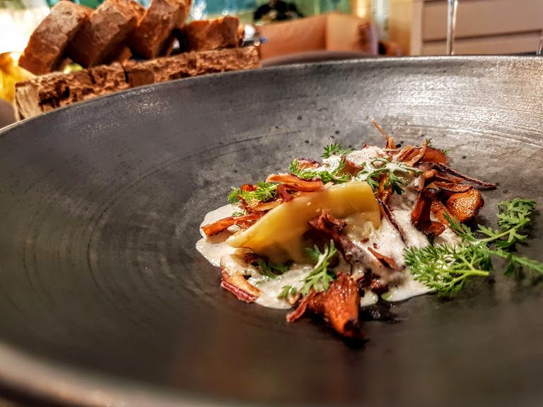 Tortelloni, girolles, mousse des bois Contraste restaurant Paris 8