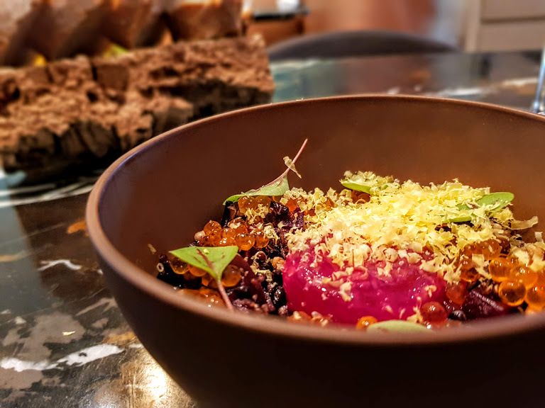Oeufs de poulailler et de rivière, betterave, anguille fumée Contraste restaurant Paris 8