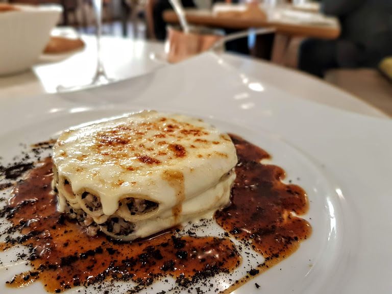 Truffe noire d'hiver, macaronis gratinés au parmesan, foie gras de canard, jus de veau Nomicos Restaurant Paris 16