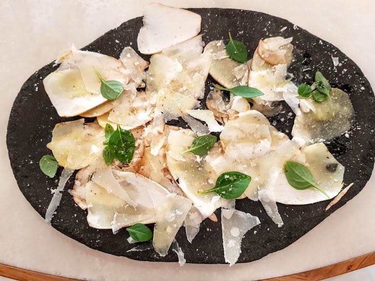 Carpaccio de cèpe et parmesan Nomicos restaurant Paris 16