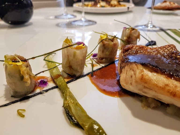 Bar de ligne noisette, lit de jeunes poireaux, tonka, jus perlé Eclipses restaurant Paris 7