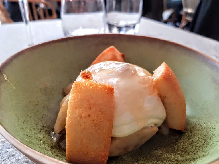 Pomme, financiers aux amandes, crème crue de Normandie, caramel de pomme L'Avant-Poste restaurant Paris 10