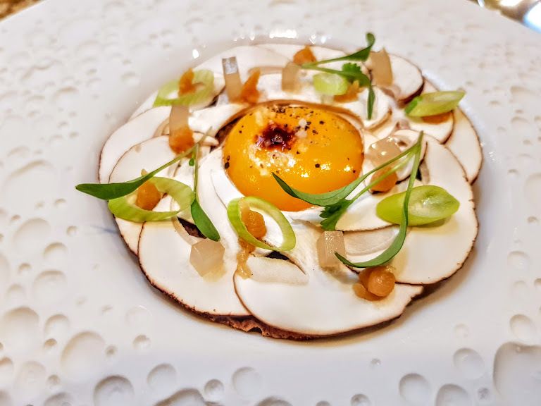 Oeuf des fermes d'Ile de France acidulé, cèpes, miso blanc La Scène restaurant Paris 8