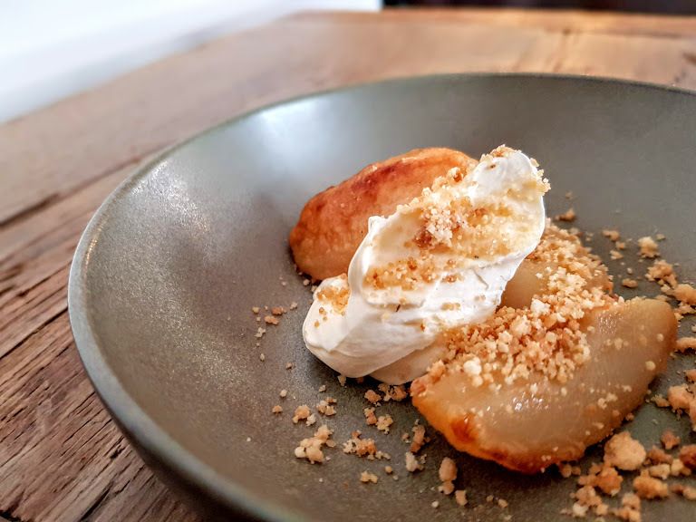 Poire pochée, crème crue, crumble Candide restaurant Paris 10
