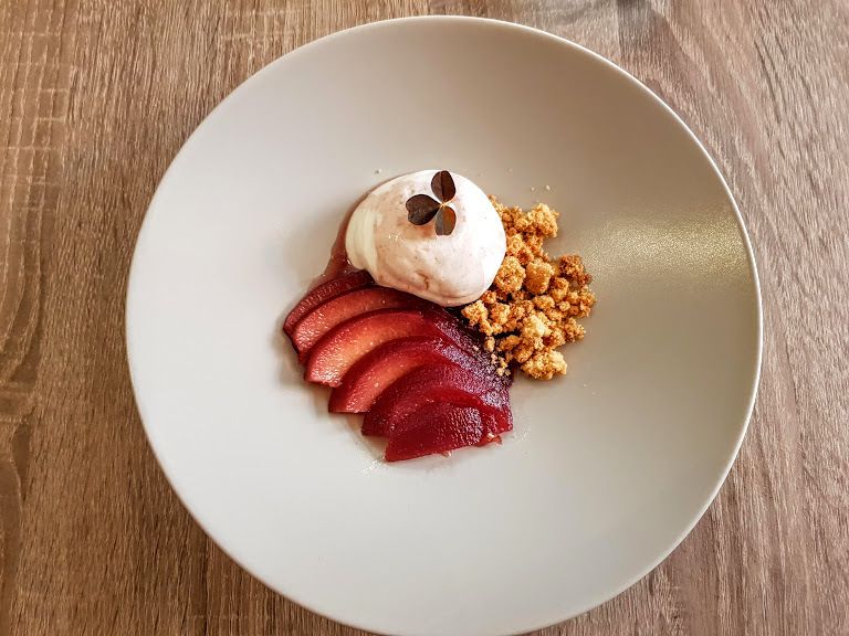 Coing poché au vin rouge, crumble d'amande mousse de yaourt grec Mova restaurant Paris 17