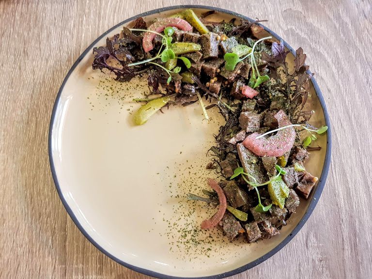 Salade de joue de boeuf Mova restaurant Paris 17