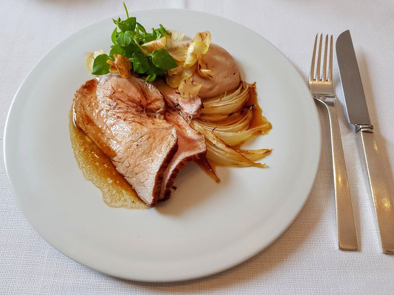 Quasi de veau, confit d'oignon rôti, siphon de châtaigne Solstice restaurant Paris 5