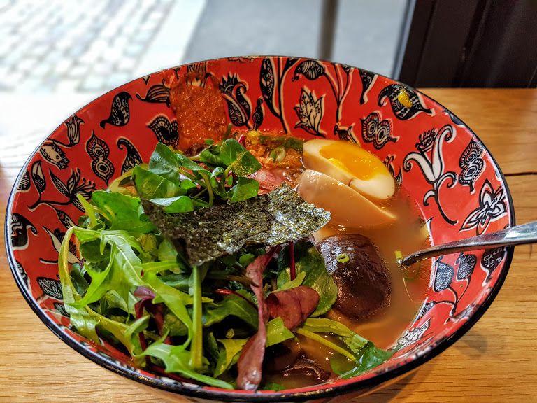 Bouillon de cochon, poitrine de porc confite, sabodet, shitaké soja SUPU ramen restaurant Paris 6