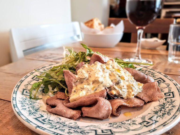 Carpaccio de langue de boeuf roquette et sauce gribiche L'Escalier restaurant Paris 18