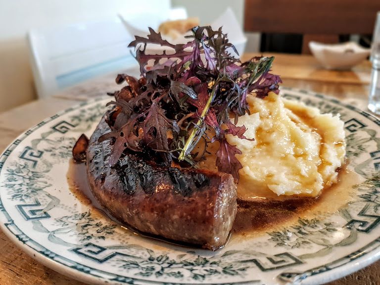 Saucisse au couteau de Lozère, purée de pomme de terre, poêlée de girolles, jus au romarin L'Escalier restaurant Paris 18