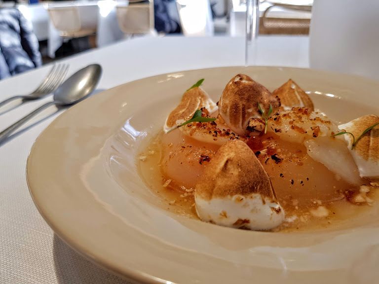 Poires pochées à la verveine, amandes caramélisée et meringue italienne Oursin restaurant Paris 8