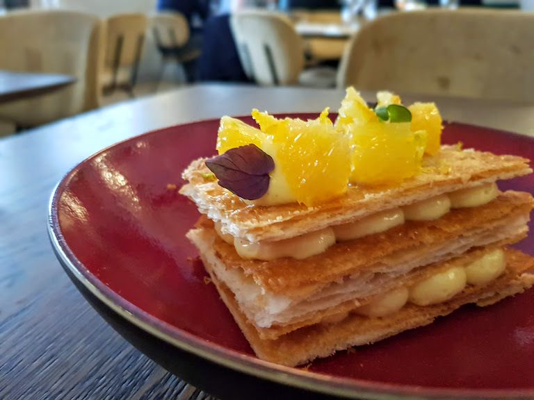 Mille feuille à la crème de vanille légère, agrume et éclats d'orange confite, praliné Miura restaurant Paris 17
