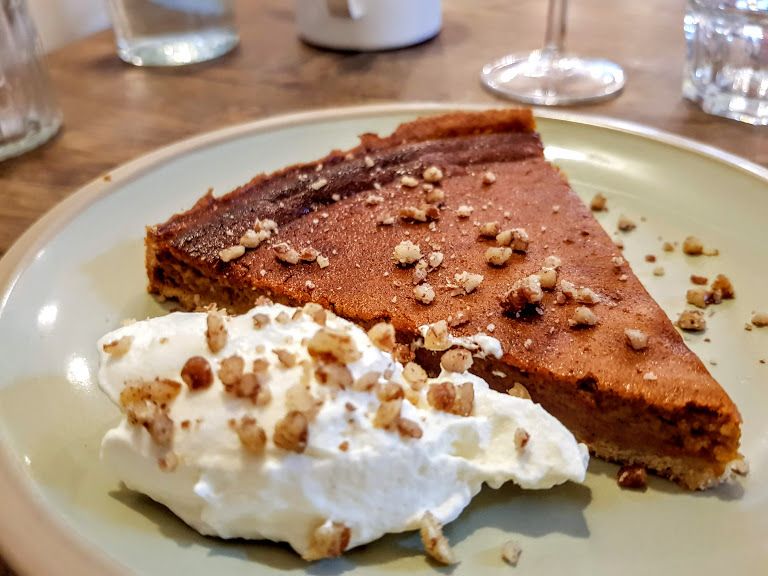 Pumpkin Pie, chantilly, noix de pécan Fan de carotte restaurant Paris 17