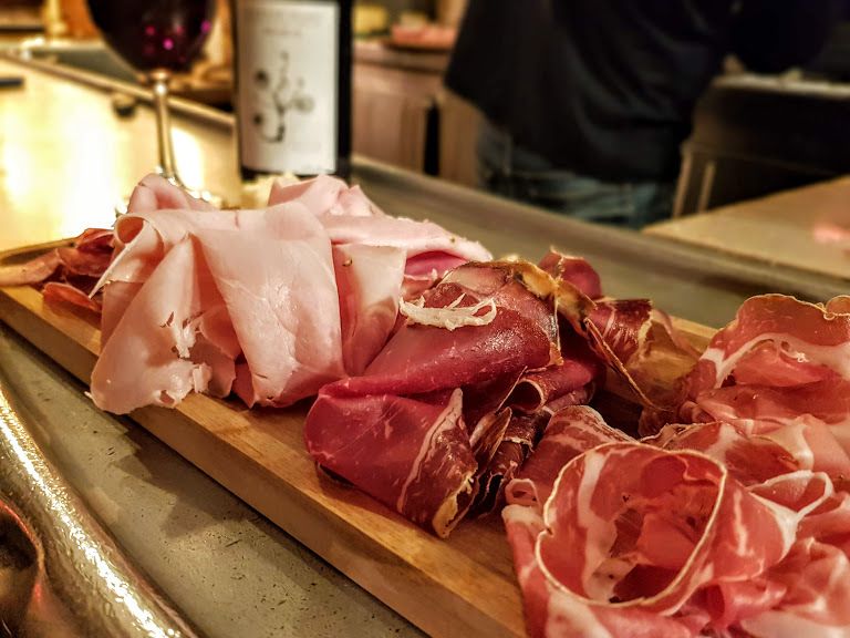 Planche de charcuterie Petit Rozey restaurant Paris 17