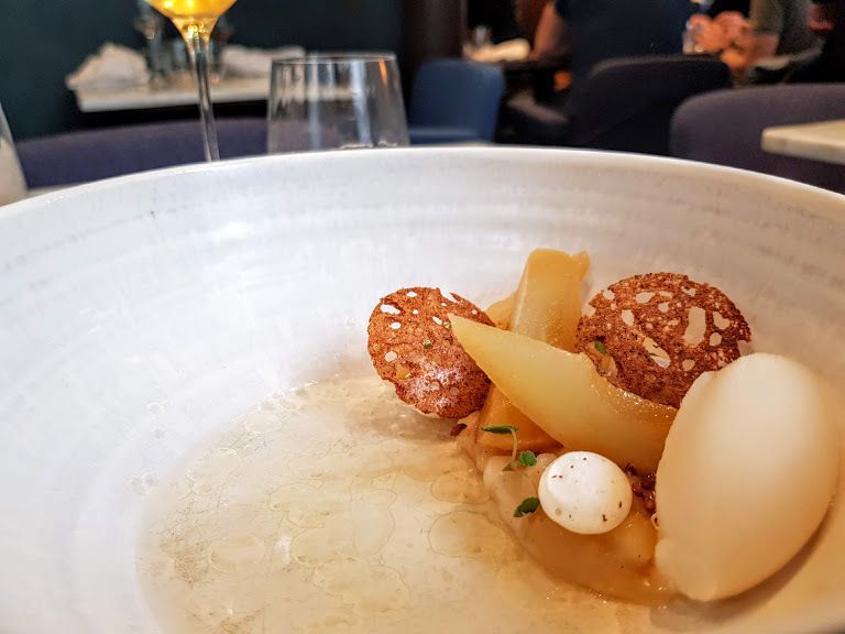Poire pochée, glace au thé earl grey, sarrasin Substance restaurant Paris 16